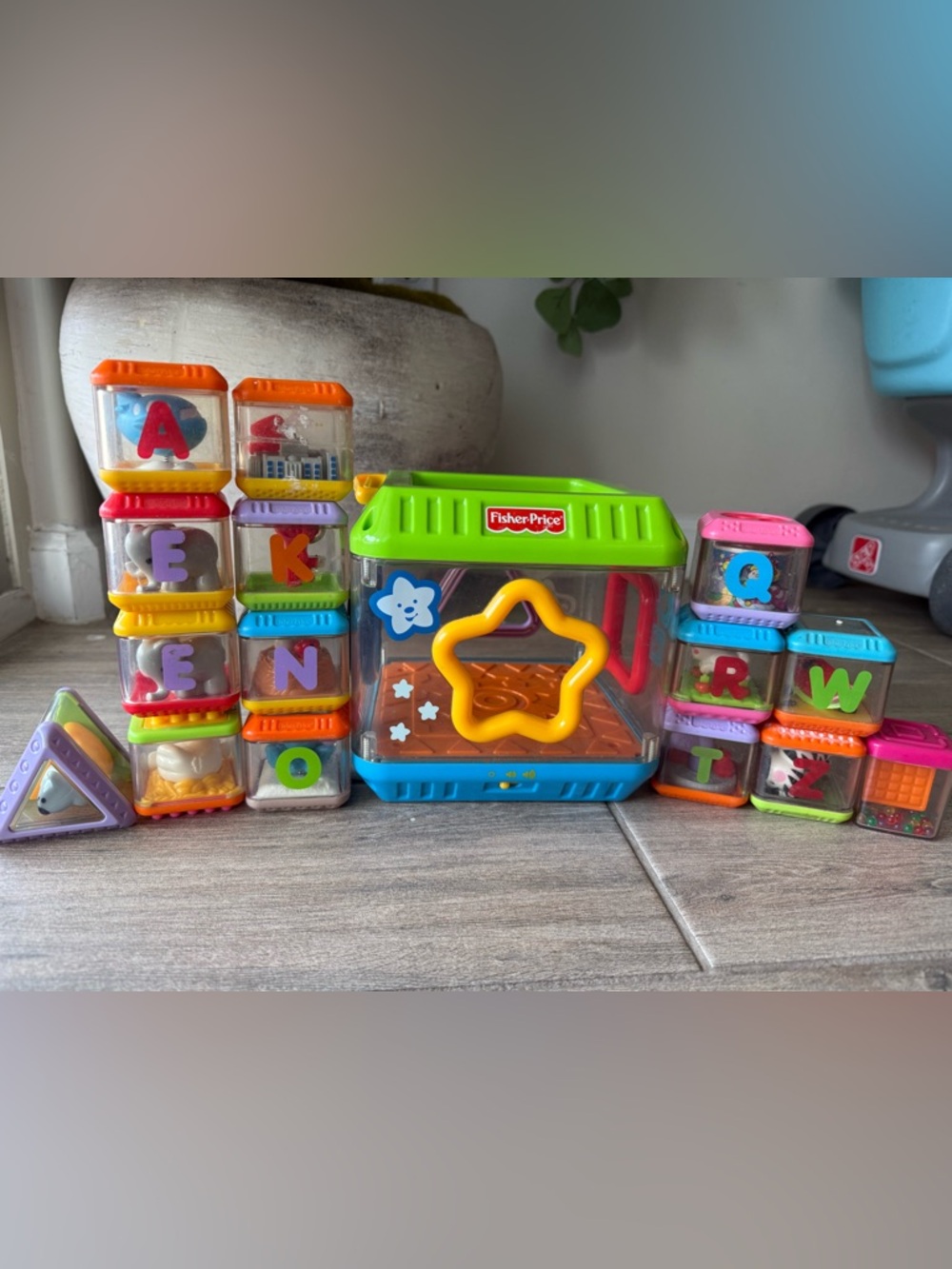 Fisher-Price  2003 Fisher Price Peek-a-Blocks Shape Sorter